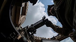 A 68. Oleksa Dovbush brigád ukrán katonája járőrözés közben a nemrég visszafoglalt Blahodatnéban 2023. június 17.