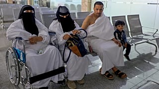 حجاج يمنيون ينتظرون إقلاع طائرتهم إلى السعودية