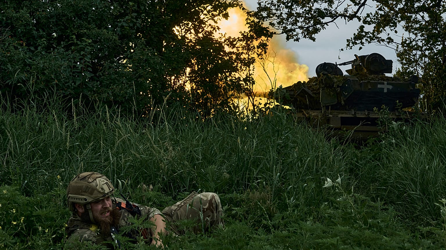 Ein ukrainischer Soldat sucht Schutz nahe seines Panzers in Bachmut am 17. Juni 2023