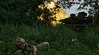 Ein ukrainischer Soldat sucht Schutz nahe seines Panzers in Bachmut am 17. Juni 2023