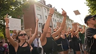 Lindemann-Gegner:innen vor dem Berner Wankdorf-Stadion