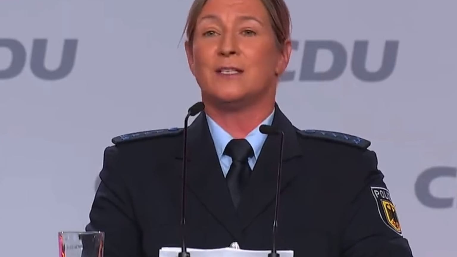 Ehemalige Eisschnelllauf-Olympiasiegerin Claudia Pechstein in Uniform bei der CDU