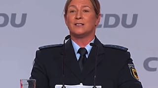 Ehemalige Eisschnelllauf-Olympiasiegerin Claudia Pechstein in Uniform bei der CDU