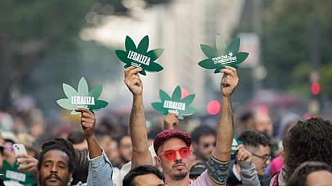 Varios participantes en la 'Marche de la Marihuana' pidiendo sea legalizada para consumo personal