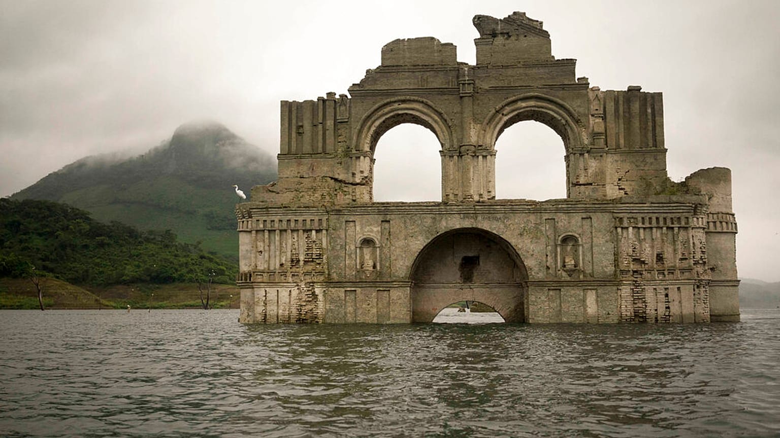 La iglesia cuando aún estaba parcialmente cubierta por el agua de un embalse