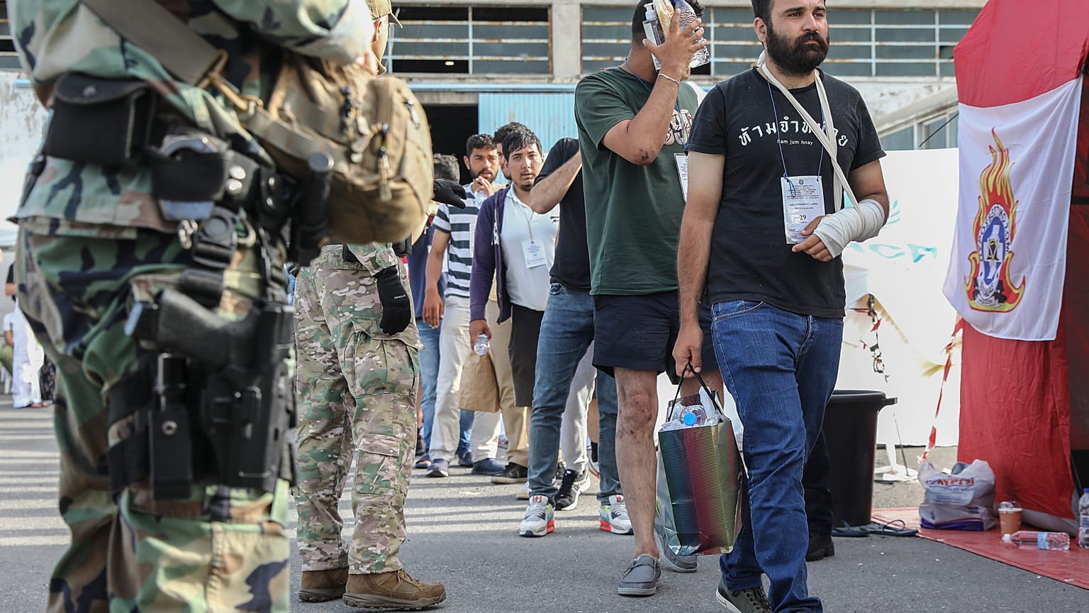 عدد من المهاجرين الناجين في غرق القارب بميناء كالماتا في اليونان يوم 14/06/2023