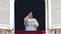Papst grüßt vom Fenster.
