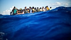Image d'illustration datant du 11 aout 2022, des migrants érythréens et soudanais sur un navire de fortune au large de l'île de Lampedusa
