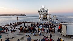 Migranten auf Schiff vor Lampedusa