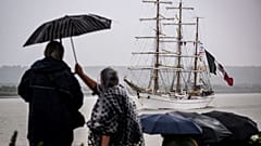 El barco mexicano de tres mástiles Cuauhtémoc con aparejo completo navega durante el Gran Desfile