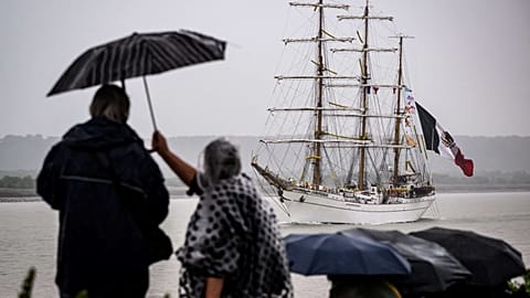 Le Cuauhtemoc, trois mâts mexicain, lors de l'Armada de Rouen 2023, à Saint-Samson-de-la-Roque, le 18 juin 2023