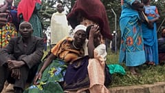 Angehörige trauern um ihre Kinder, die bei einem Massaker an einer Schule in Mpondwe, Uganda, getötet wurden