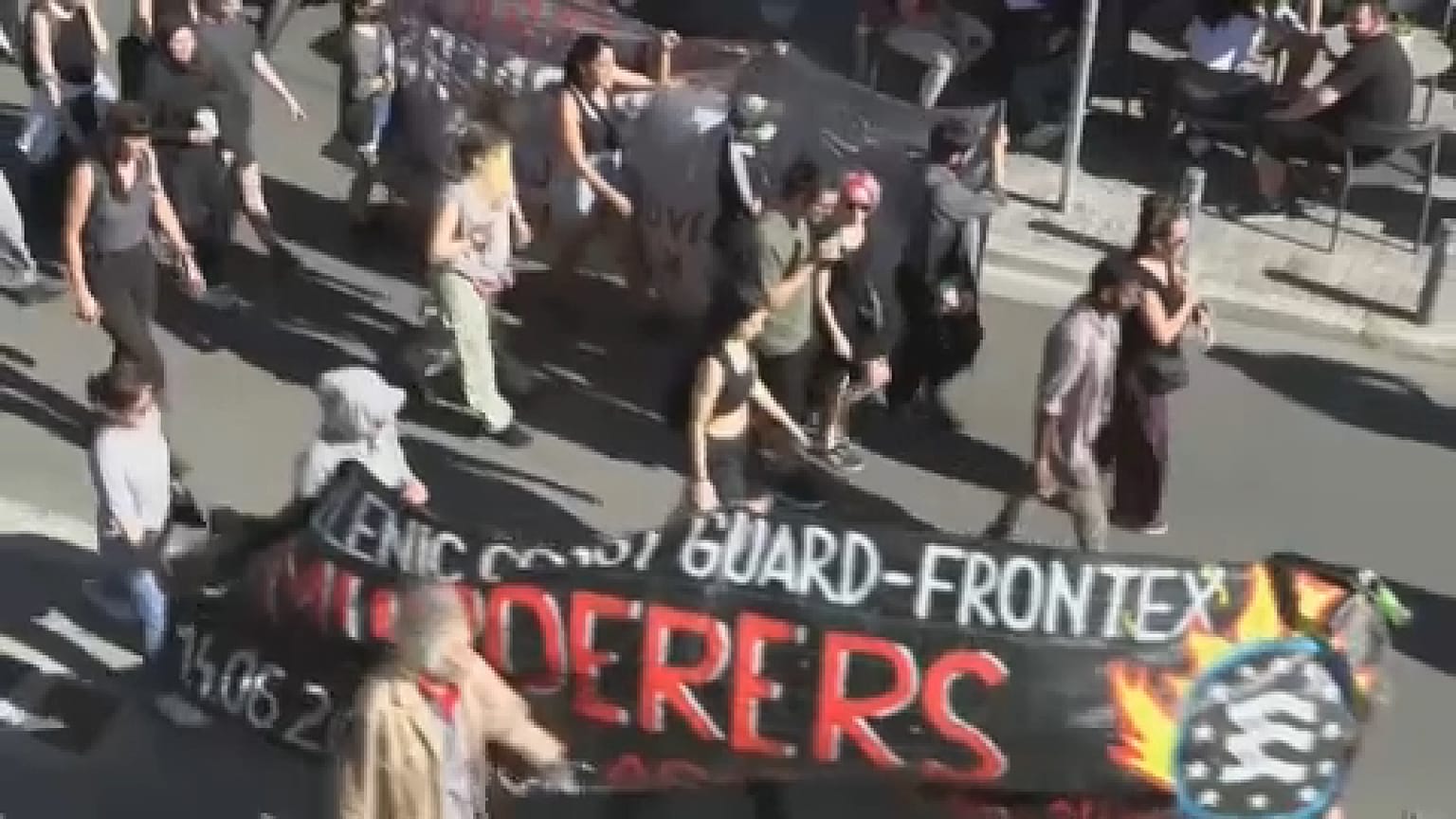 Uno striscione: "Guardia Costiera e Frontex assassini". (Il Pireo, 18.6.2023)