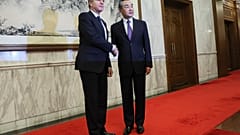 El secretario de Estado estadounidense, Antony Blinken (izquierda), estrecha la mano del máximo diplomático chino, Wang Yi (derecha), en China, el 19 de junio de 2023.
