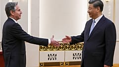 وزير الخارجية الأمريكي أنتوني بلينكين يصافح الرئيس الصيني تشي جينبينغ في قاعة الشعب الكبرى في بكين، الصين