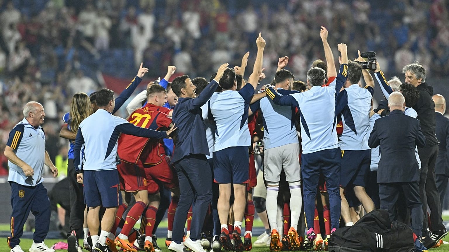 الفريق الإسباني بعد فوزه بركلات الترجيح بين كرواتيا وإسبانيا في روتردام.