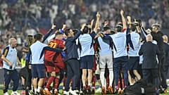 الفريق الإسباني بعد فوزه بركلات الترجيح بين كرواتيا وإسبانيا في روتردام.