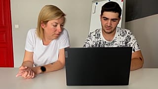 Deniz et Gosia discutent avec une étudiante ukrainienne