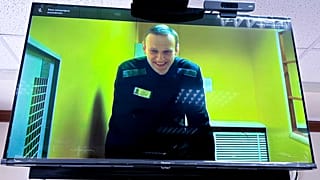 Находящийся в колонии Алексей Навальный на видеосвязи с судом 