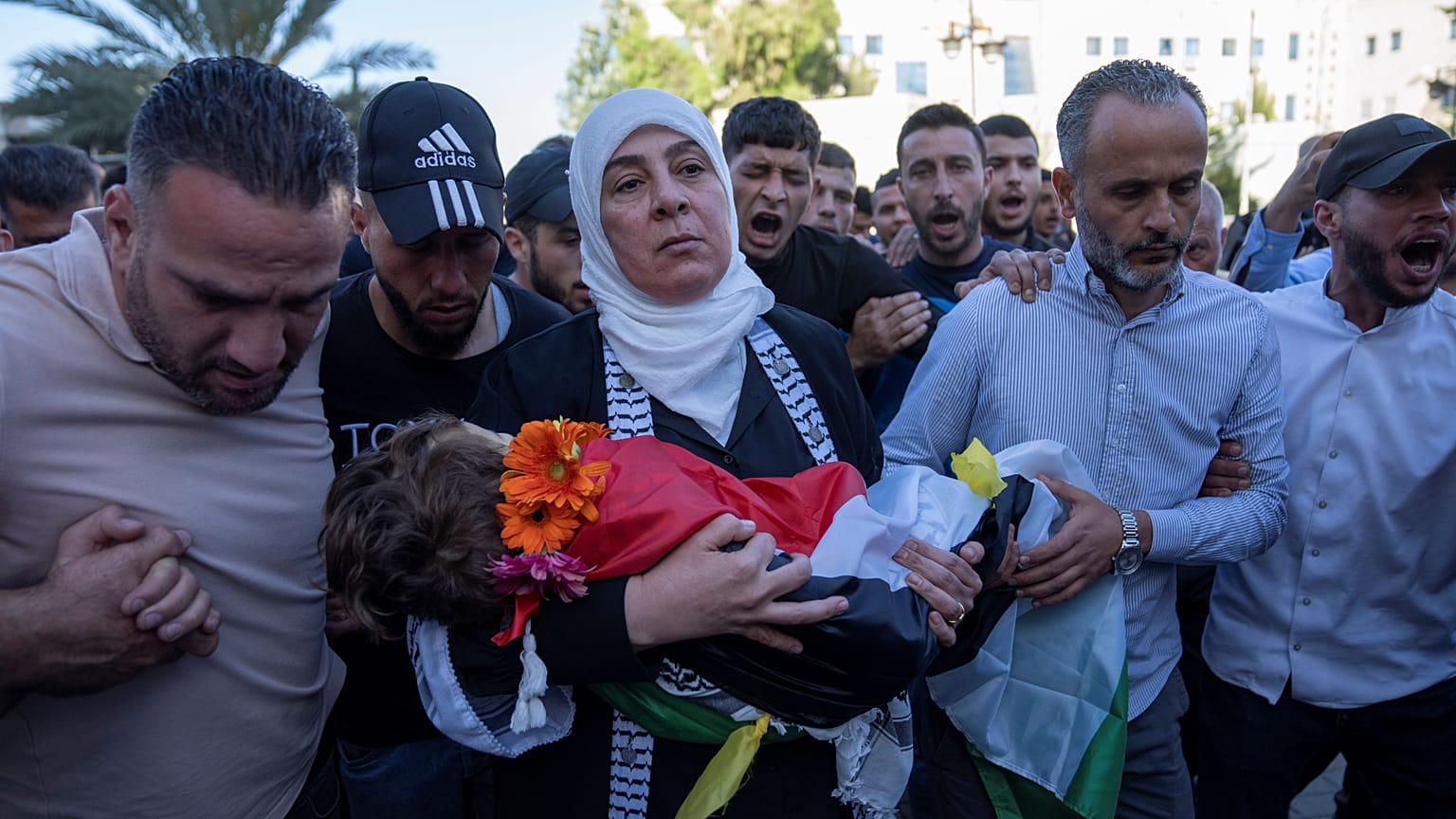 محافظة رام الله ليلى غنام تحمل طفلة قتلتها القوات الإسرائيلية خلال اقتحامها جنين في الضفة الغربية المحتلة. 2023/06/19