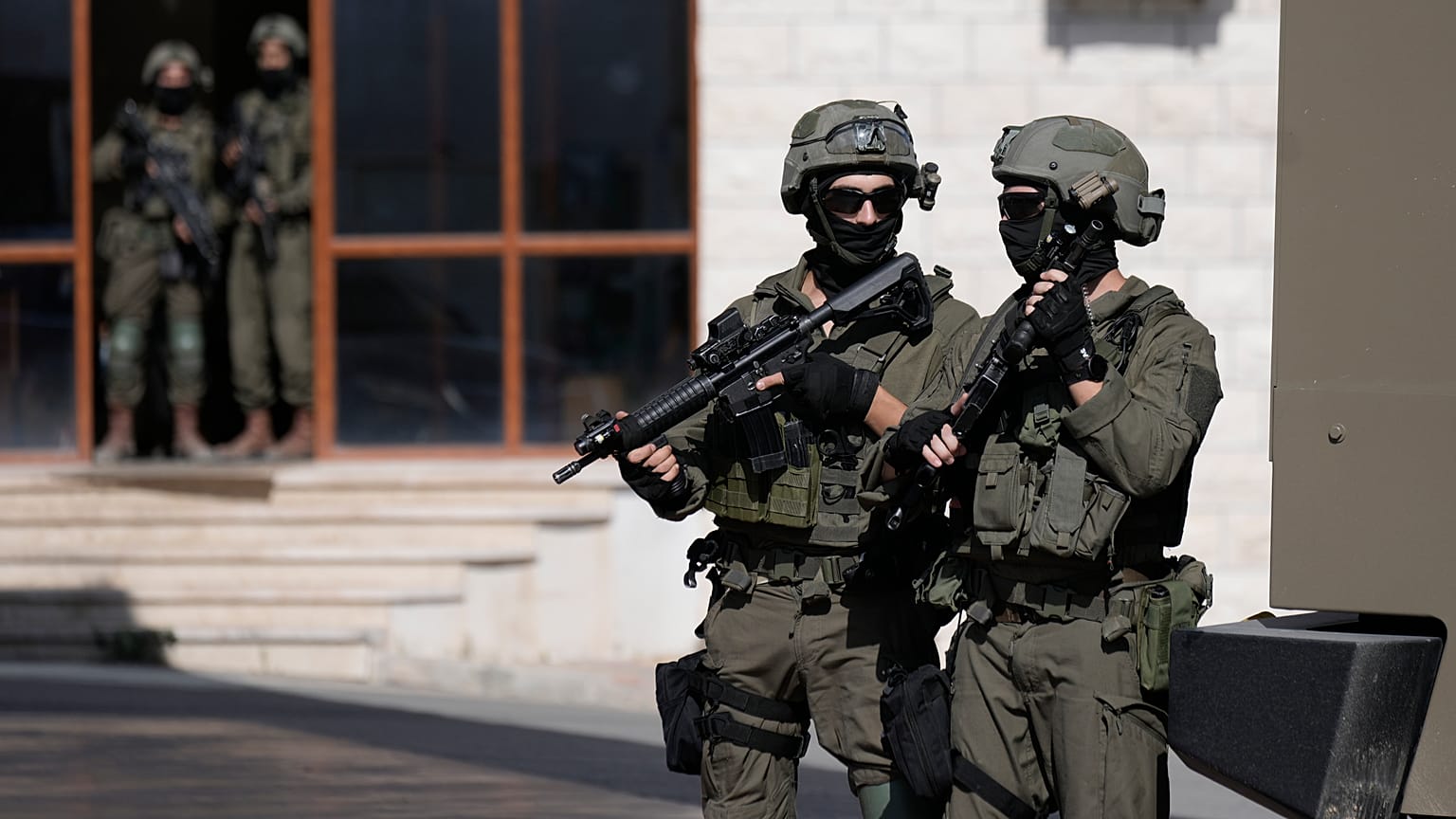 Media israeliani: "E' il primo ricorso agli elicotteri militari in Cisgiordania dall'inizio degli anni 2000"