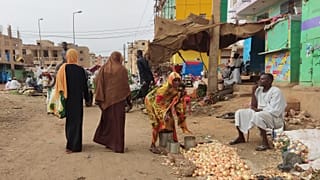 سودانيون يتسوقون لشراء المؤن الغذائية، في الخرطوم، السودان