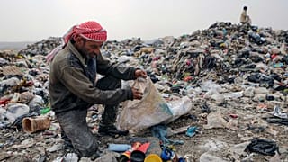 Suriye'de geçimini çöplerden sağlayan halk