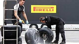 Técnicos de McLaren se ocupan de neumáticos Pirelli en el circuito francés Paul Ricard