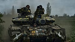 Soldados ucranianos en un tanque cerca de Bajmut, Ucrania