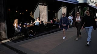На улицах российских городов вдали от украинской границы практически незаметно, что страна участвует в войне