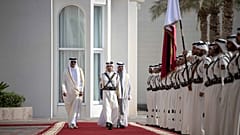 أمير قطر الشيخ تميم بن حمد يستقبل رئيس الإمارات الشيخ محمد بن زايد في زيارة سابقة