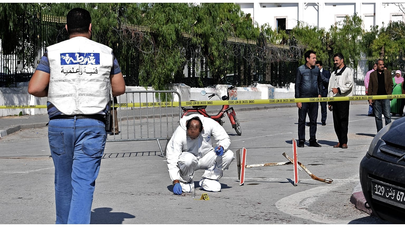  الشرطة الجنائية التونسية تتفقد موقع تنفيذ هجوم استهدف شرطيين في تونس العاصمة في 1 نوفمبر / تشرين الثاني 2017. 