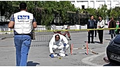  الشرطة الجنائية التونسية تتفقد موقع تنفيذ هجوم استهدف شرطيين في تونس العاصمة في 1 نوفمبر / تشرين الثاني 2017. 