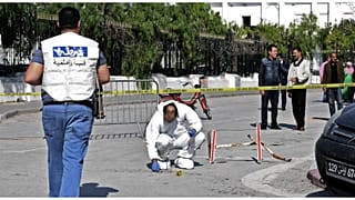  الشرطة الجنائية التونسية تتفقد موقع تنفيذ هجوم استهدف شرطيين في تونس العاصمة في 1 نوفمبر / تشرين الثاني 2017. 
