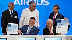 IndiGo-Chef Pieter Elbers, links, und Airbus-Chef Christian Scherer, rechts, am 19. Juni 2023 
