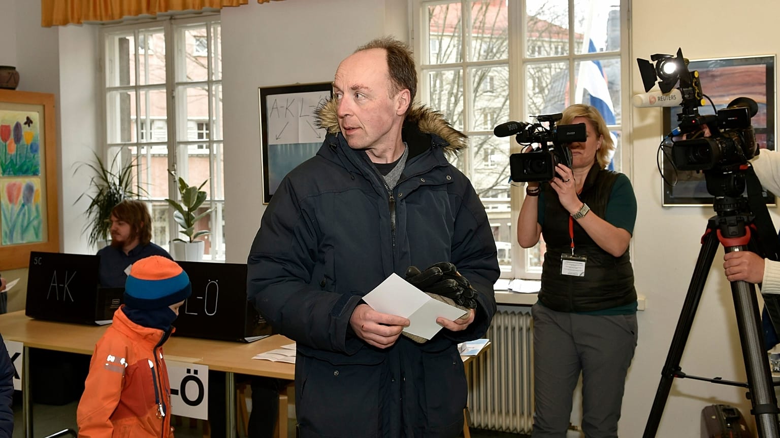 Der Vorsitzende der Finnenpartei und Parlamentskandidat Jussi Halla-aho stimmt bei den Parlamentswahlen in Helsinki, Finnland, am Sonntag, 14. April 2019, ab.  