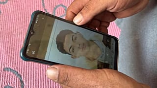 محمد صالح، والد يحيى صالح البالغ من العمر 18 عاما، يحمل هاتفا به صورة لابنه في منزله بإبراش، مصر، الأحد 18 يونيو 2023.