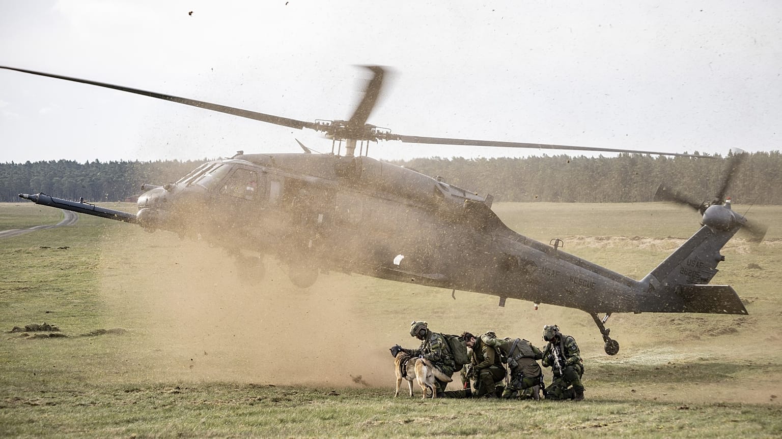 Hadgyakorlat Svédországban 2023 májusában, egy Sikorsky HH-60 Pave Hawk helikopter főszereplésével