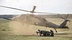 Hadgyakorlat Svédországban 2023 májusában, egy Sikorsky HH-60 Pave Hawk helikopter főszereplésével