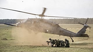 Hadgyakorlat Svédországban 2023 májusában, egy Sikorsky HH-60 Pave Hawk helikopter főszereplésével