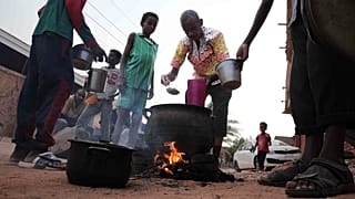 سودانيون يعدون الطعام - الخرطوم 16/06/2023
