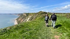 Wanderer an den Klippen der englischen Südküste
