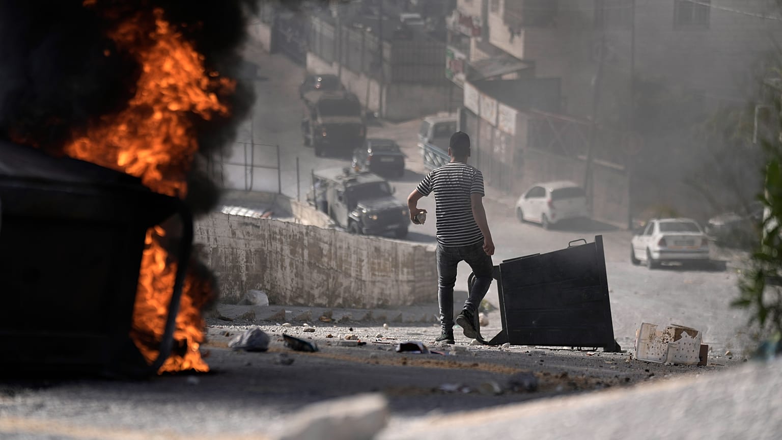 فلسطيني في مدينة نابلس خلال مداهمة إسرائيلية للمدينة في الضفة الغربية. 