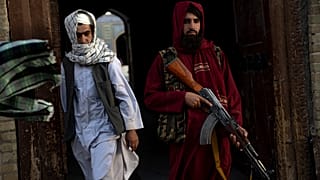مقاتل ينتمي إلى طالبان يقف عند مسجد، أرشيف