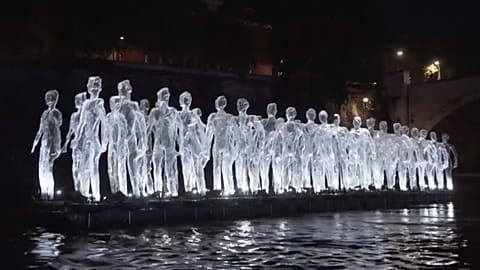 Spectacle de la compagnie de théâtre française ''Ilotopie'' sur le Tibre, à Rome, en Italie, le 17 juin 2023.