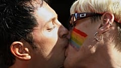 Csókolózó férfiak egy Pride-felvonuláson Észtország fővárosában, Tallinnban