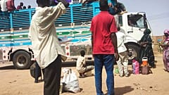 سودانيون أثناء نزوحهم بسبب الحرب