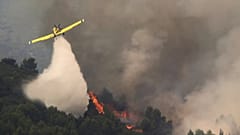 Un avion de pompiers largue de l'eau pendant les travaux d'extinction d'un incendie à Viver, dans l'est de l'Espagne, le mercredi 17 août 2022.