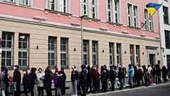 Ukrán menekültek a berlini ukrán konzulátus előtt