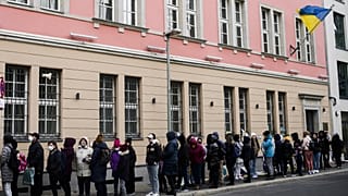 Ukrán menekültek a berlini ukrán konzulátus előtt